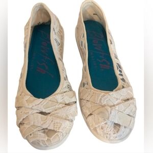 Blowfish Shoes Womens Size 6.5 Malibu Cream Lace Lars Summer Slip On